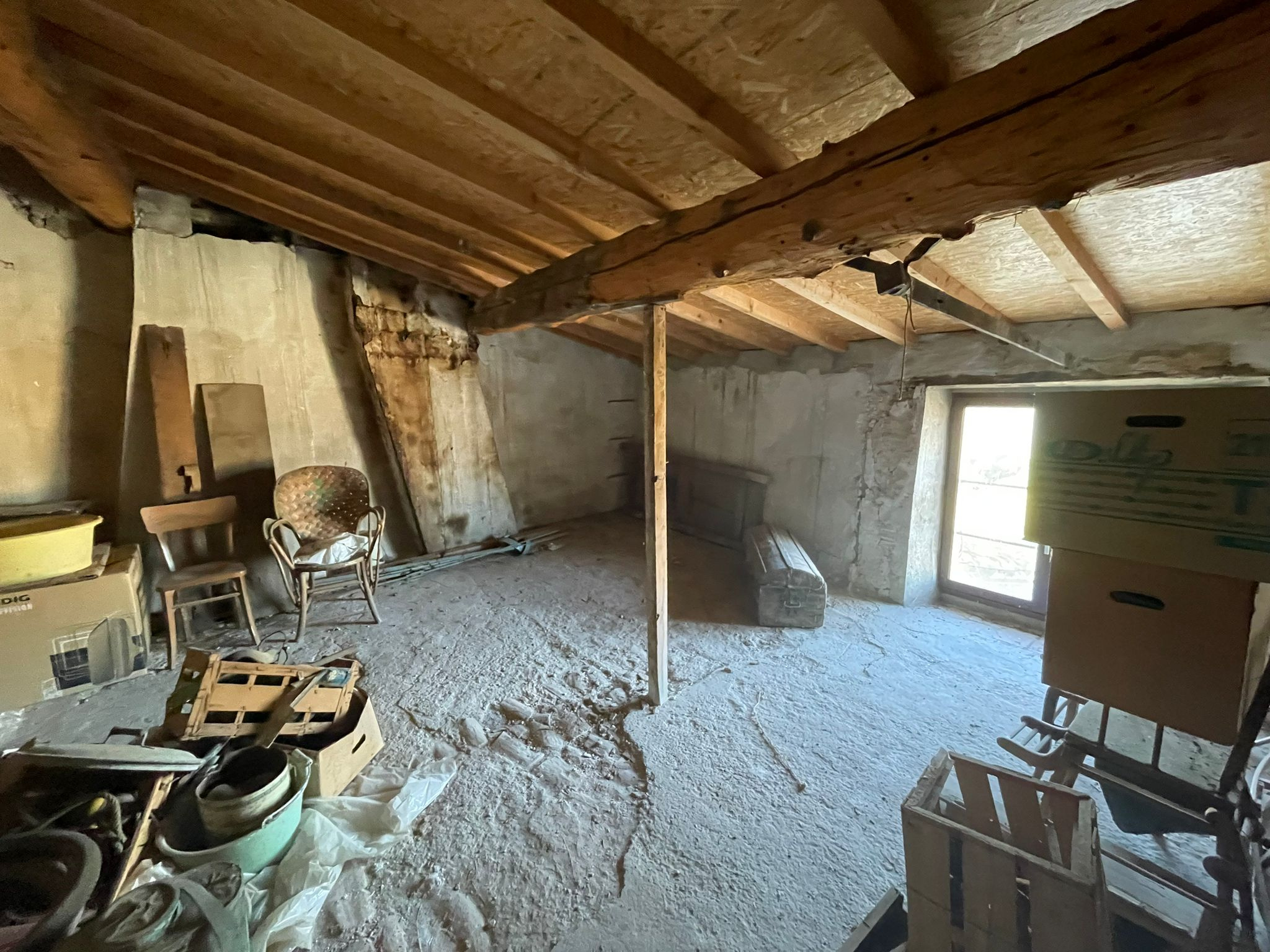 Maison de village de 172m2 au total à rénover à Saint-Couat-