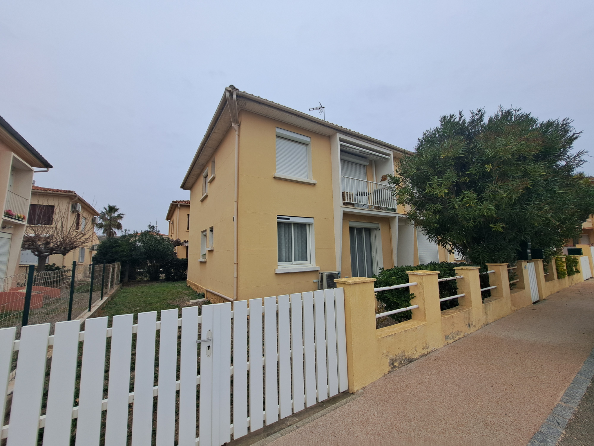 A VENDRE, VALRAS (34)   DANS PETITE RESIDENCE   STUDIO AVEC