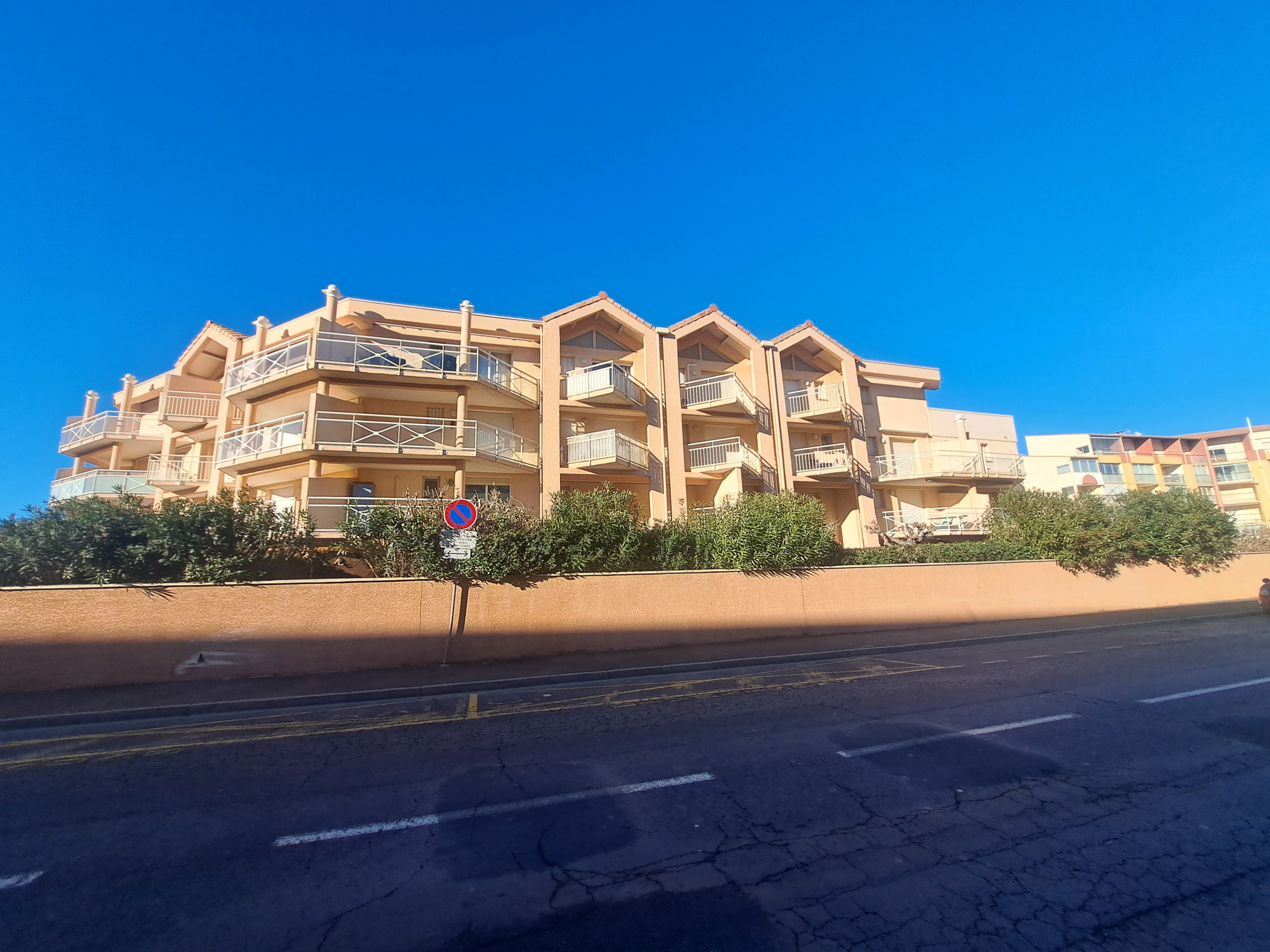 A VENDRE – VALRAS PLAGE – T1 BIS AVEC BALCONS ET PLACE DE PA