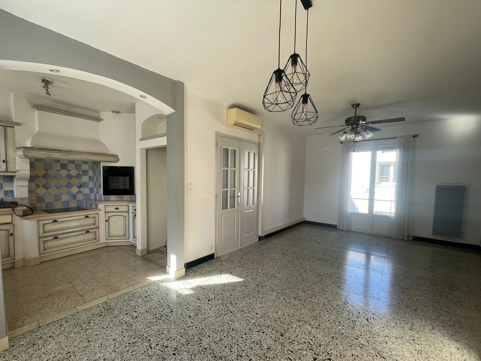 MILHAUD – MAISON DE VILLAGE – 4 PIECES – 89M2 + GARAGE ET CA