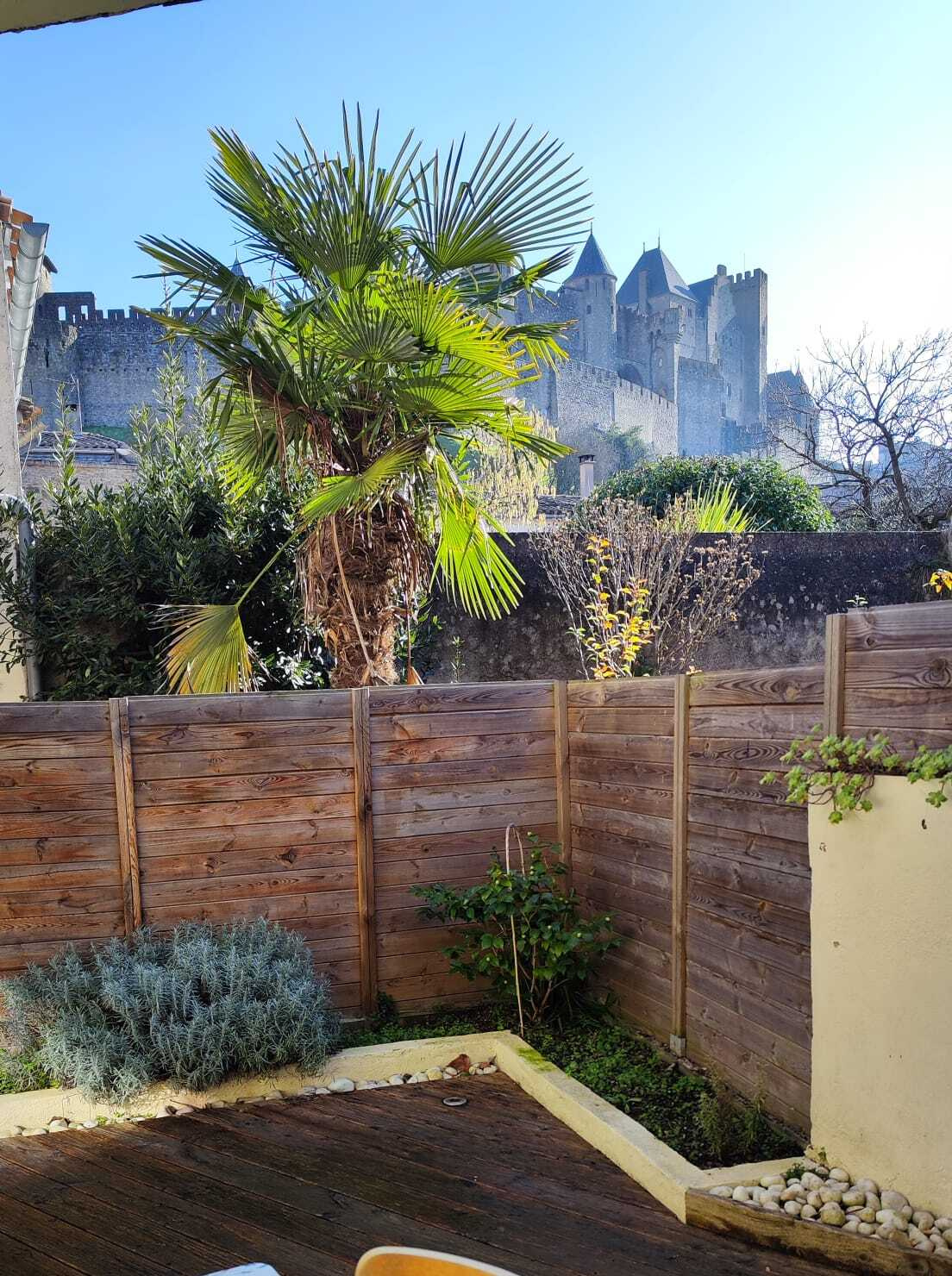 Appartement au pied de la Cité de Carcassonne avec terrasse