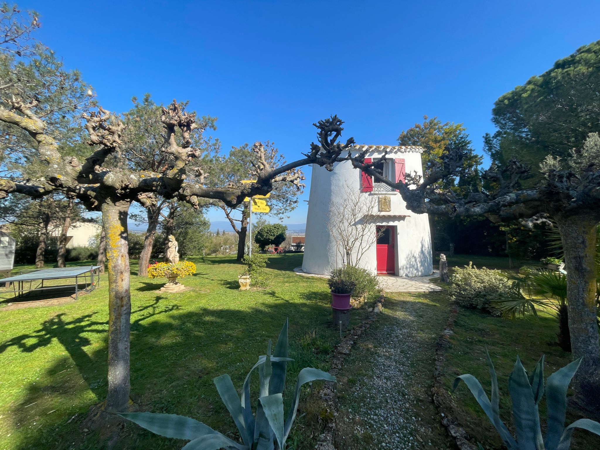 Domaine exploité en Hôtel Restaurant à Marseillette