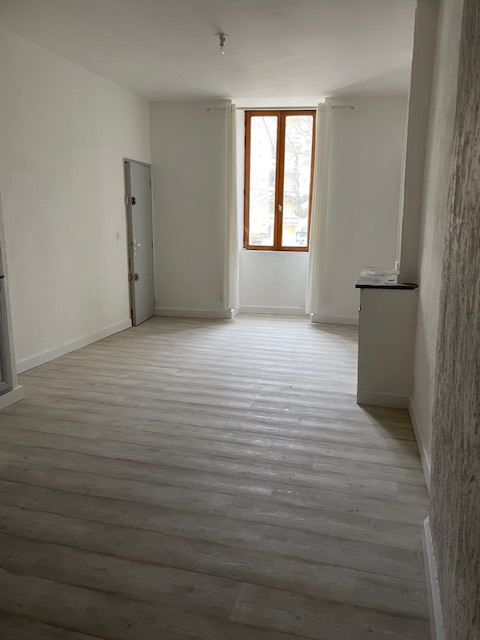 ALES  autour des halles appartement type 3 de 65 m2 au 1er é