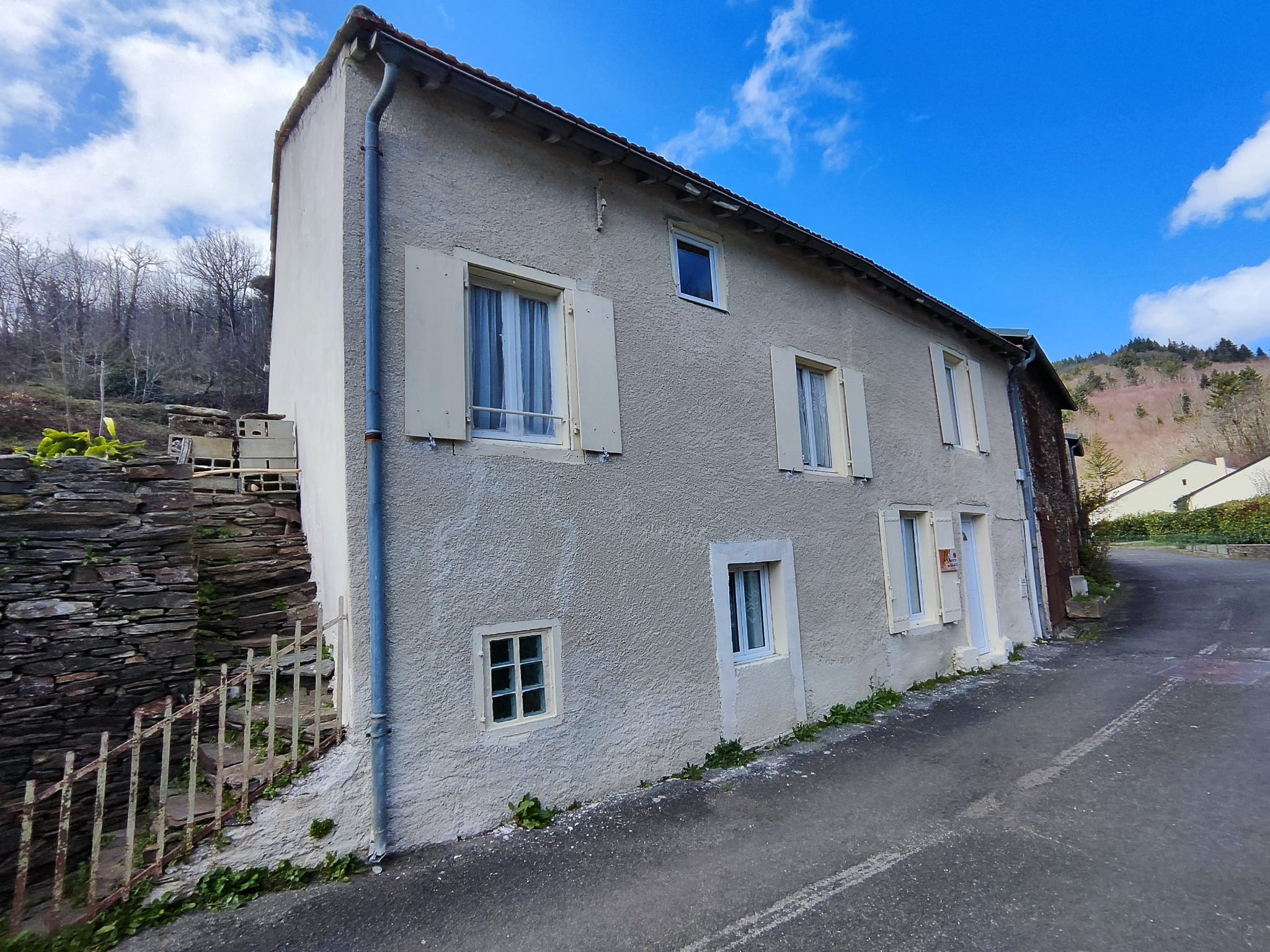maison de village rénovée avec jardin et panneaux solaires
