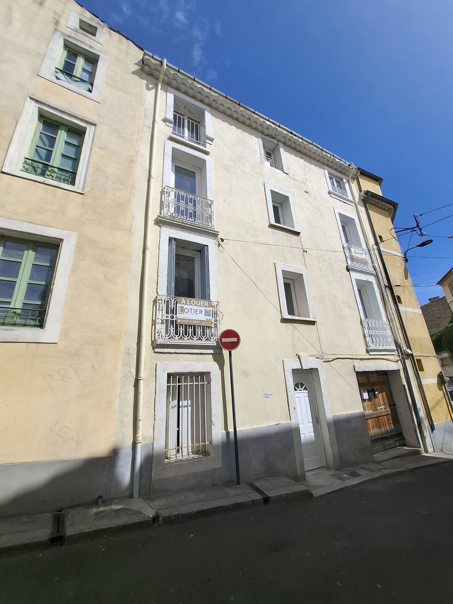 À LOUER   STUDIO ENTIÈREMENT RÉNOVÉ EN REZ-DE-CHAUSSÉE   BÉZ