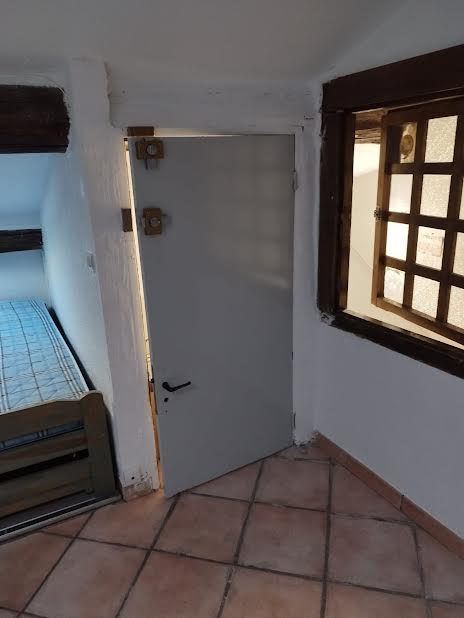 À LOUER   STUDIO MEUBLÉ AU 4e ET DERNIER ÉTAGE À BÉZIERS