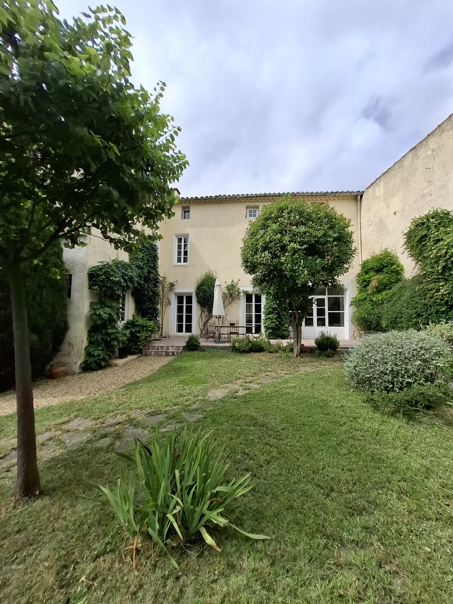 À VENDRE   MAISON DE VILLAGE AUX VOLUMES EXCEPTIONNELS ET AU