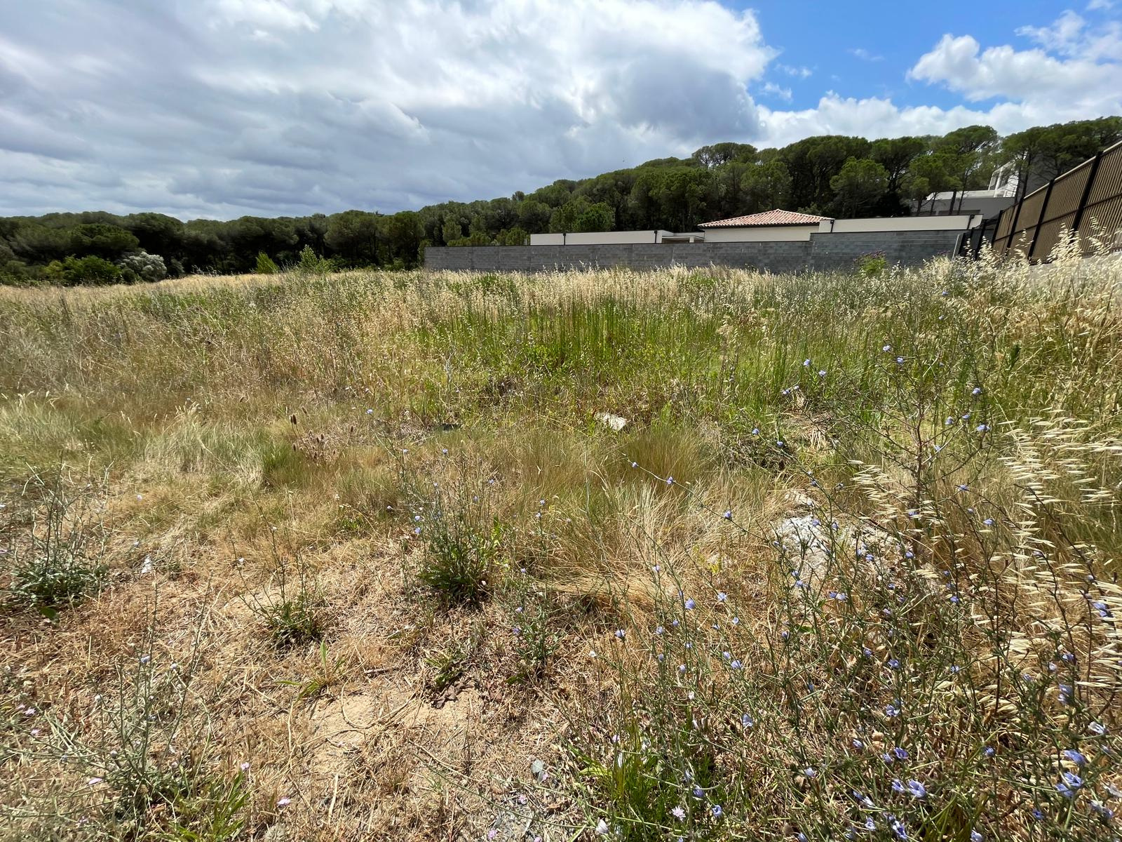 Terrain constructible de 1 470 m2 à Villedubert