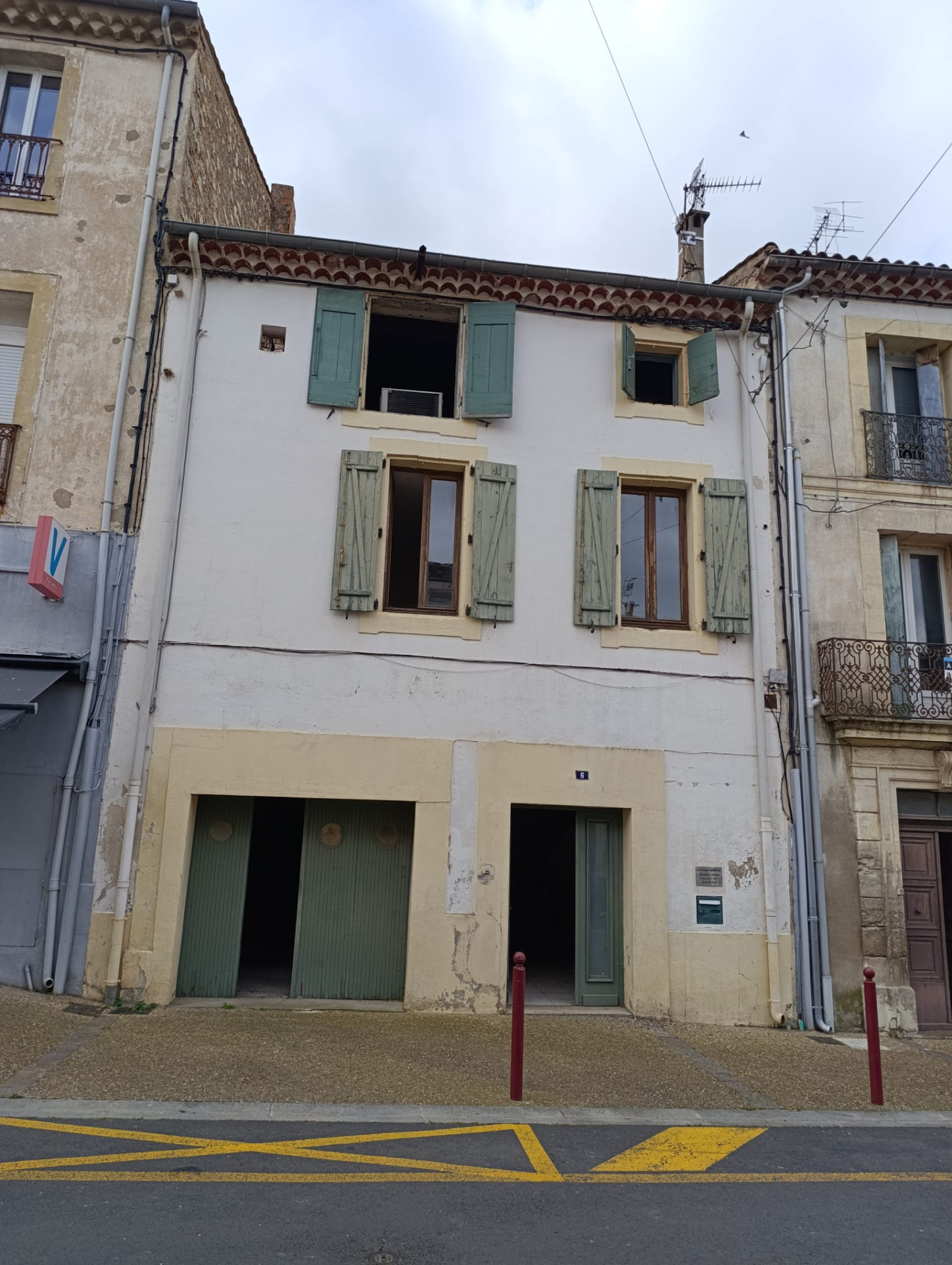 À VENDRE   MAISON DE VILLE AVEC GRAND GARAGE ET COMBLES AMÉN