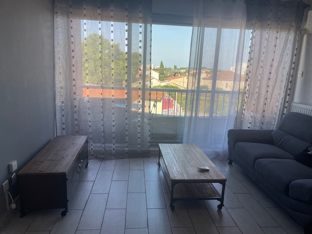 Nîmes gare appartement type 2 meublé en 2ème étage avec asce