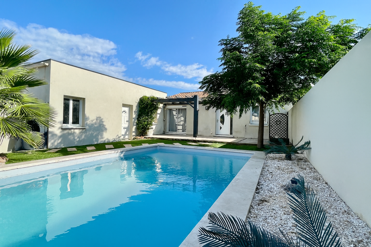 Maison 5 chambres avec piscine   Secteur calme à Mirepeisset