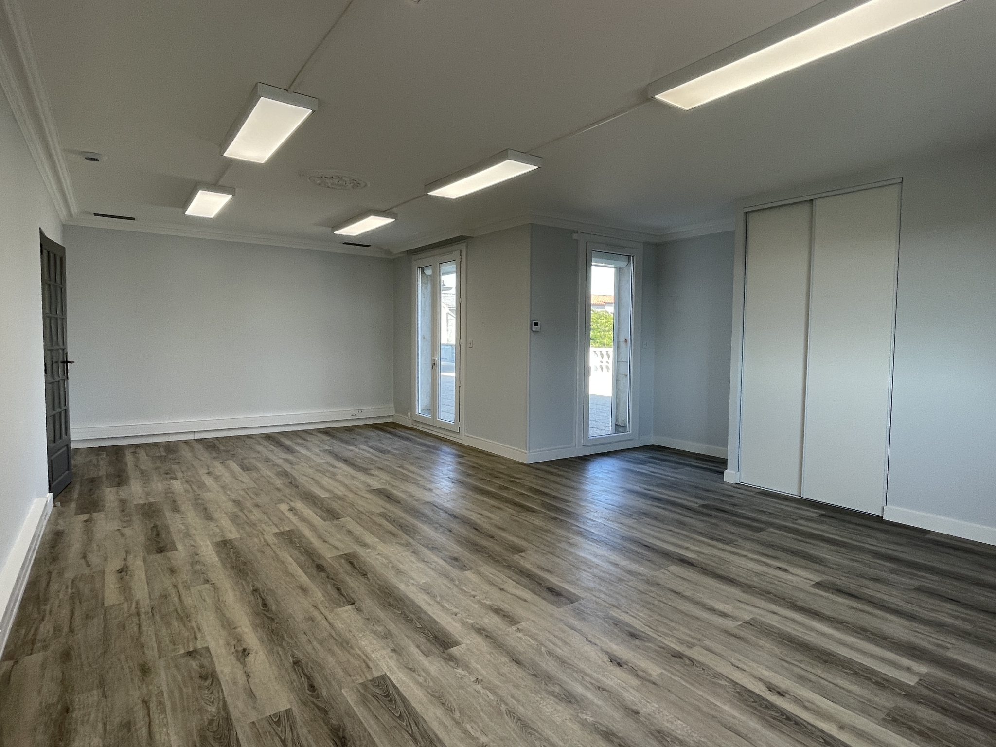 À louer   Bureaux 165 m2 + parking   Axe stratégique