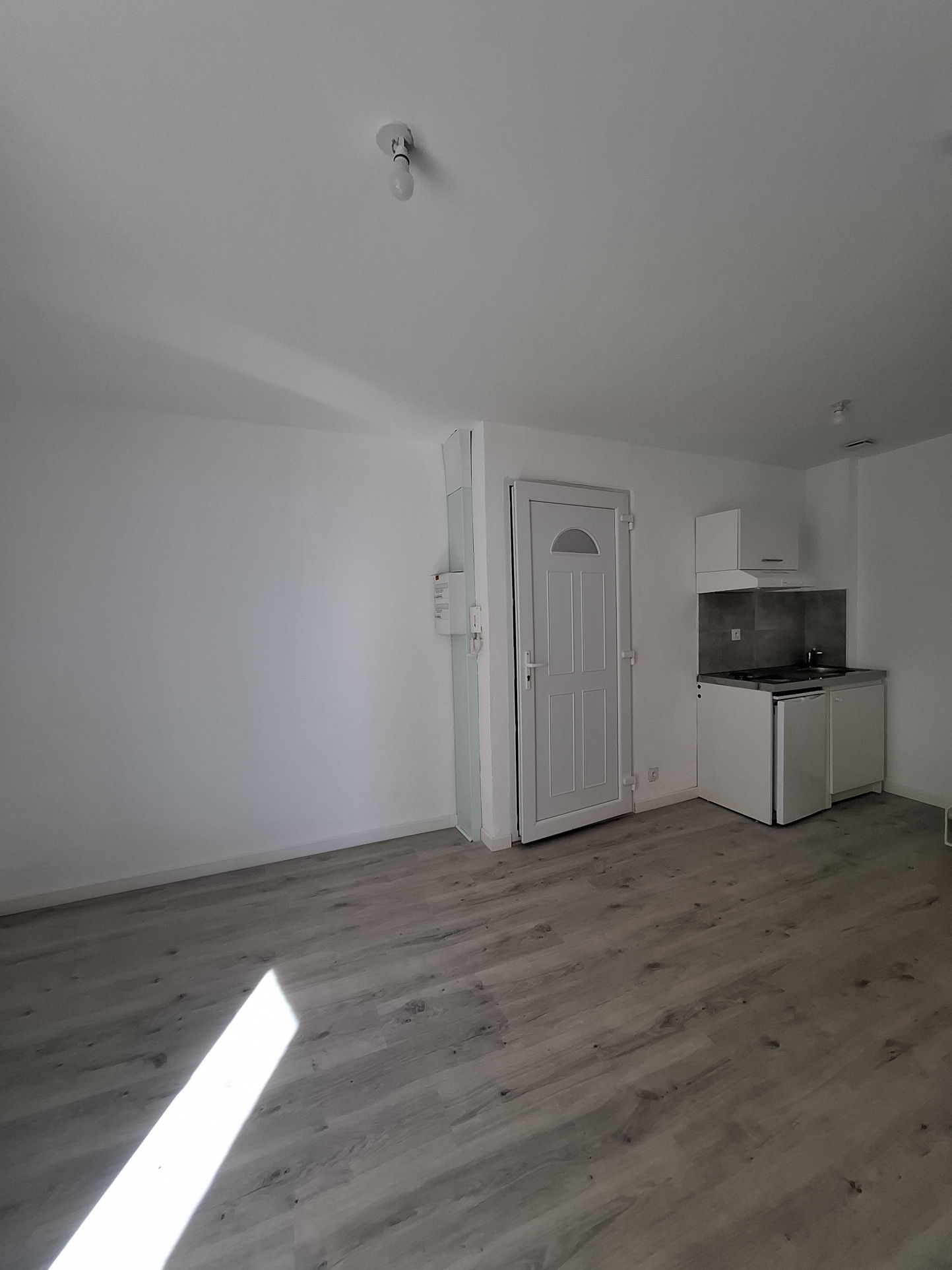 À LOUER   BEZIERS CENTRE VILLE – APPARTEMENT T2 ENTIÈREMENT