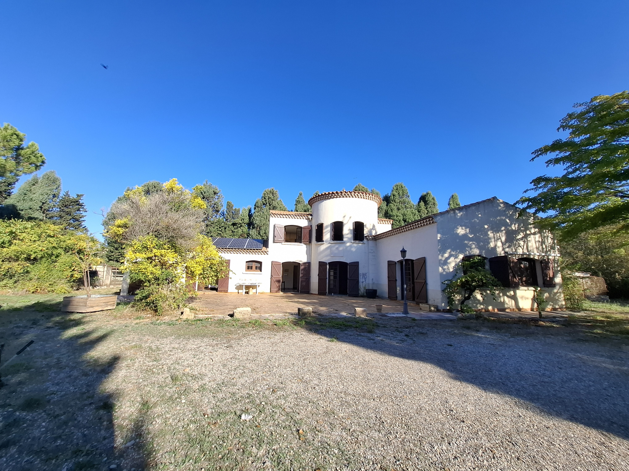 À VENDRE   MAISON FAMILIALE AVEC GRAND PARC ARBORÉ ET DÉPEND