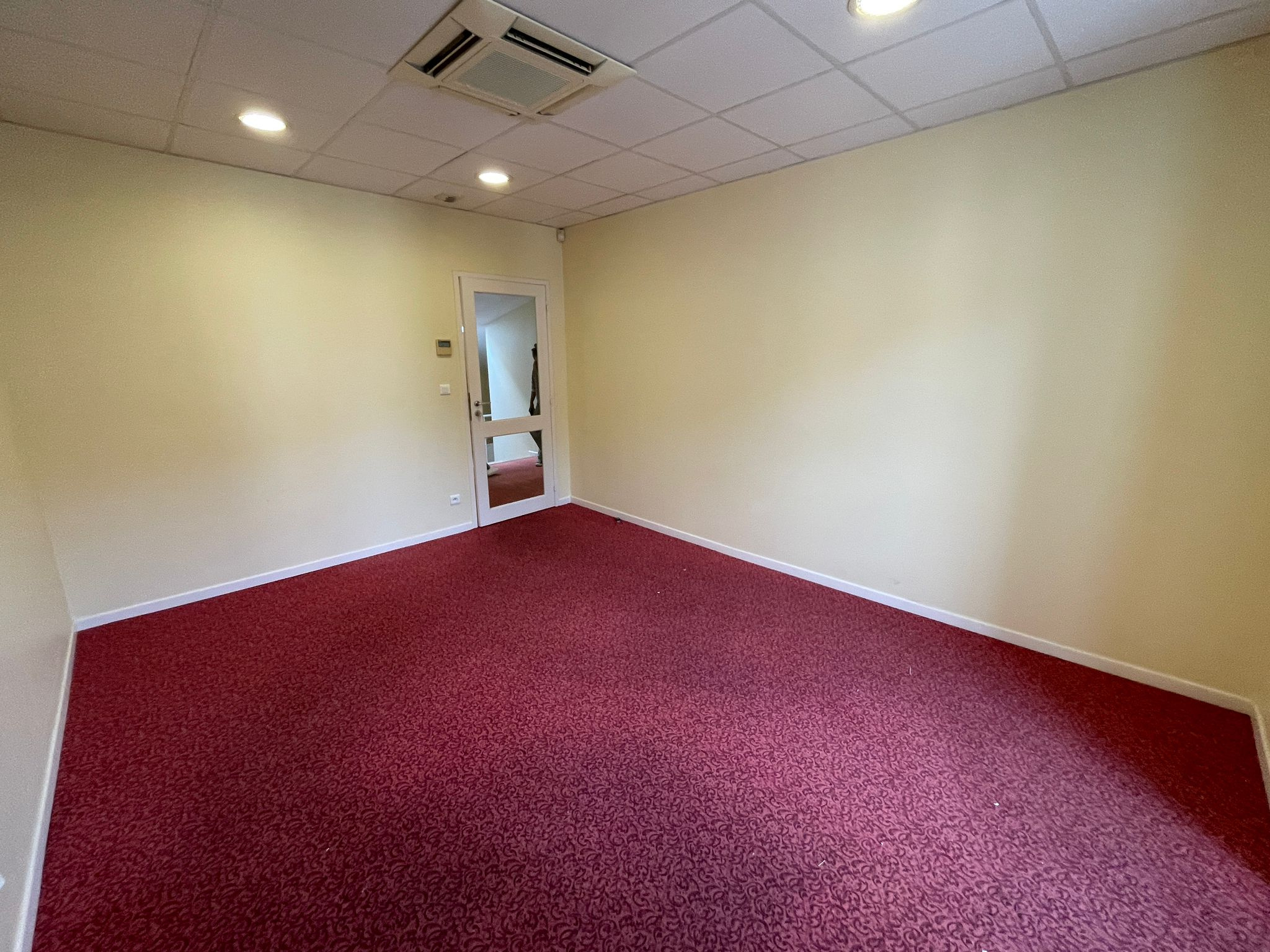 A louer : bureau au premier étage au centre ville de Capendu