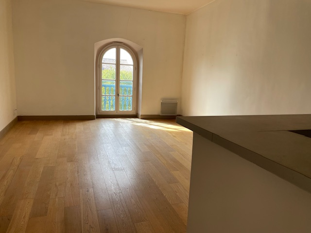 Nîmes Arènes appartement type 3 de 75 m2  dans immeuble bour