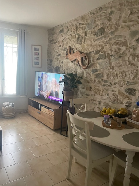 À Rodilhan, village tout près de Nîmes, maison de village ty