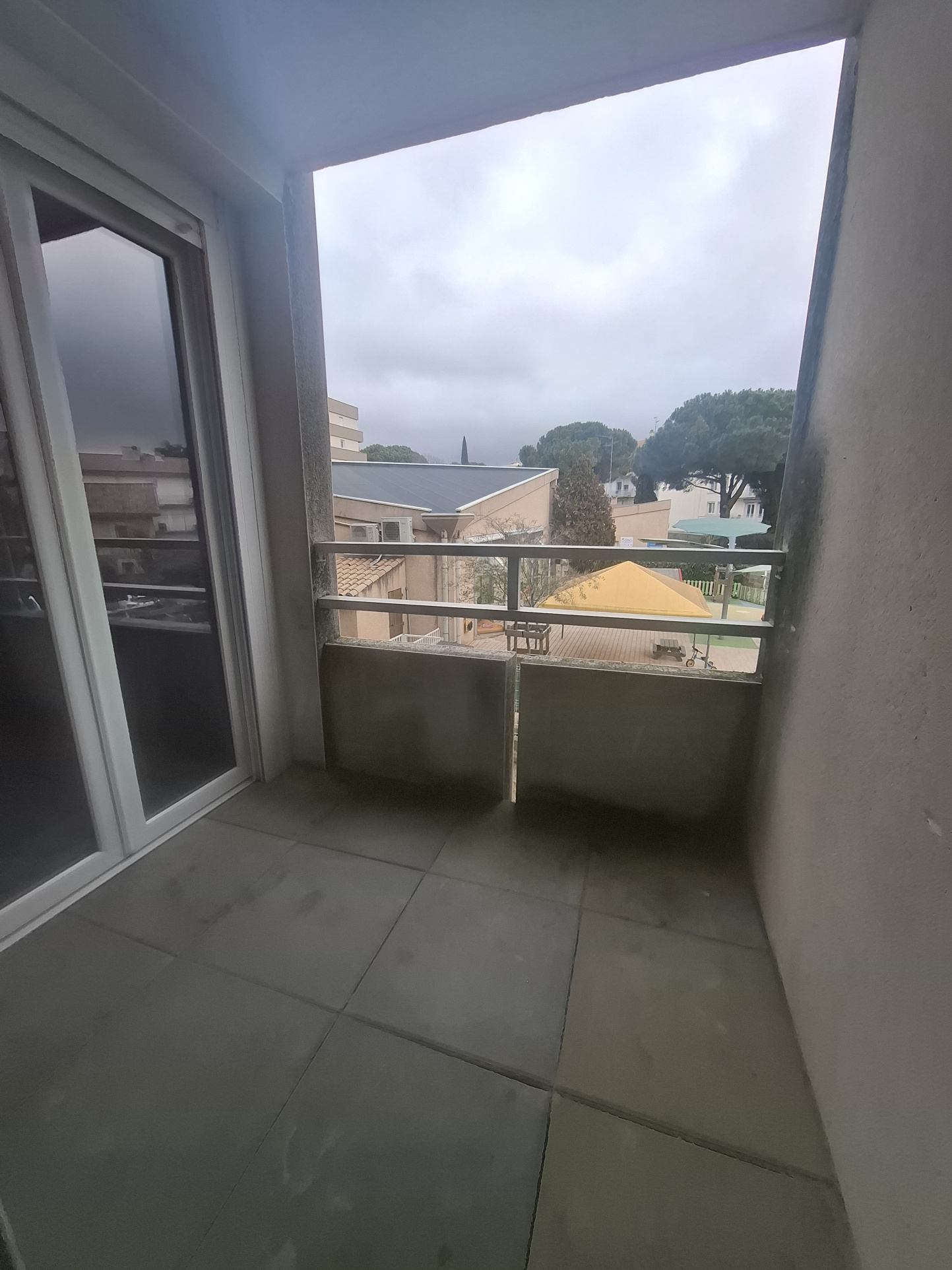 LOUER   STUDIO AVEC BALCON   RÉSIDENCE SÉCURISÉE AVEC ASCENS