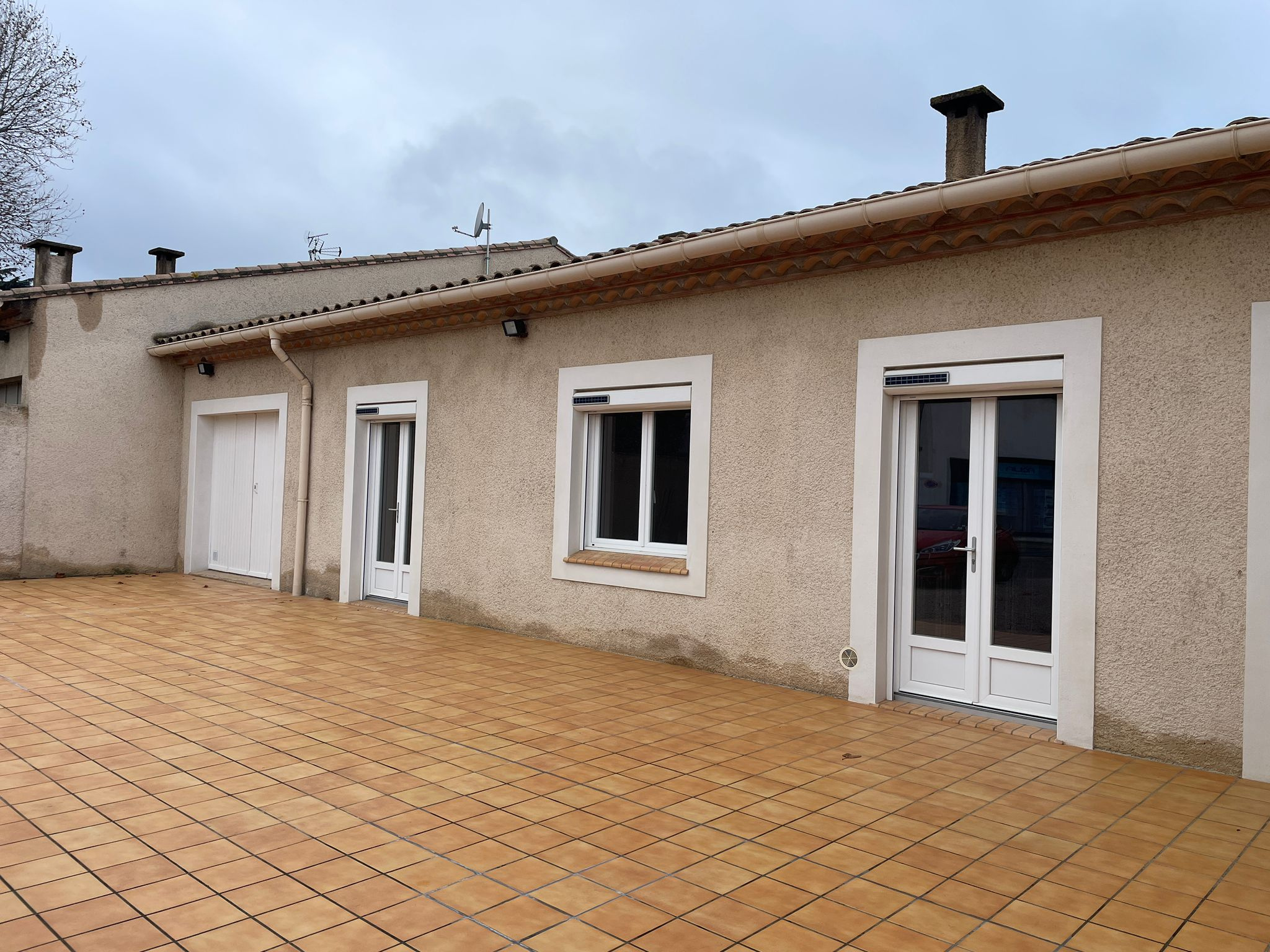 Grande maison avec jardin et deux garages