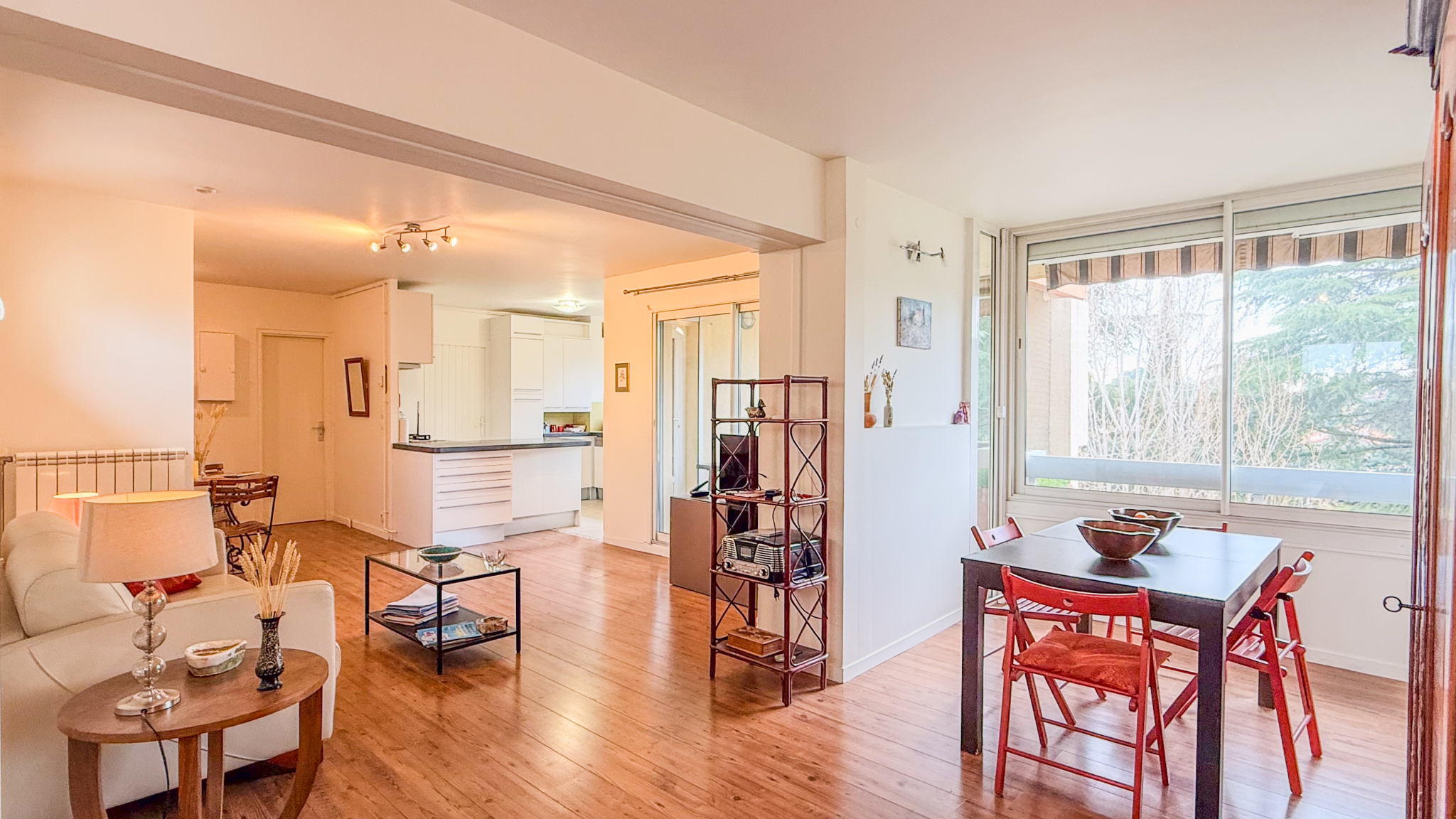 Proche Clémentville, dernier étage, l&rsquo;adresse que l&rsquo;on ne lâ