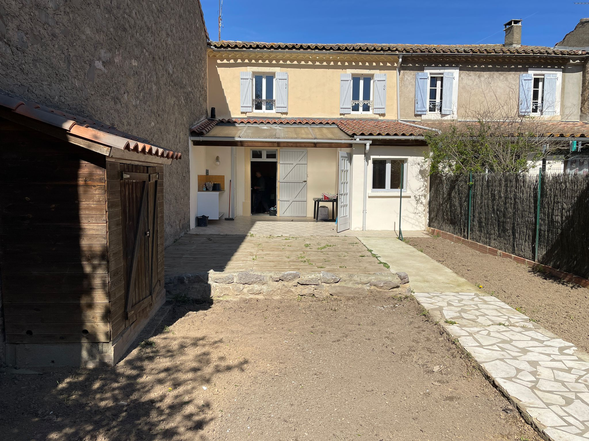 Grande maison à Capendu avec jardin, garage et dépendances
