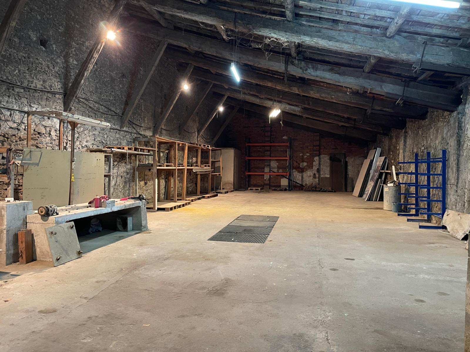 Hangar de 295m2 proche des axes routiers