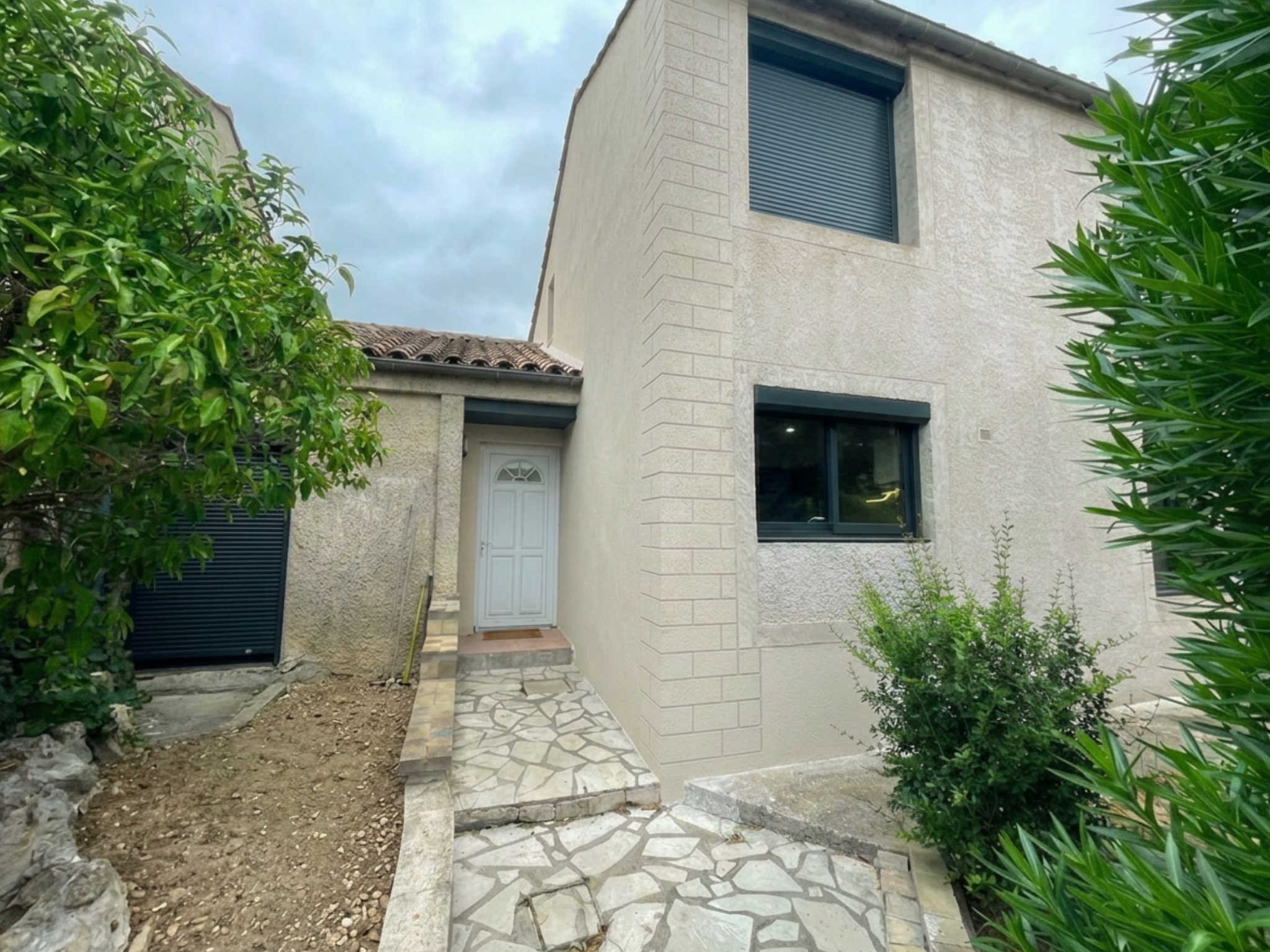 TRÈBES   Maison 3 faces, 3 chambres, suite parentale, jardin