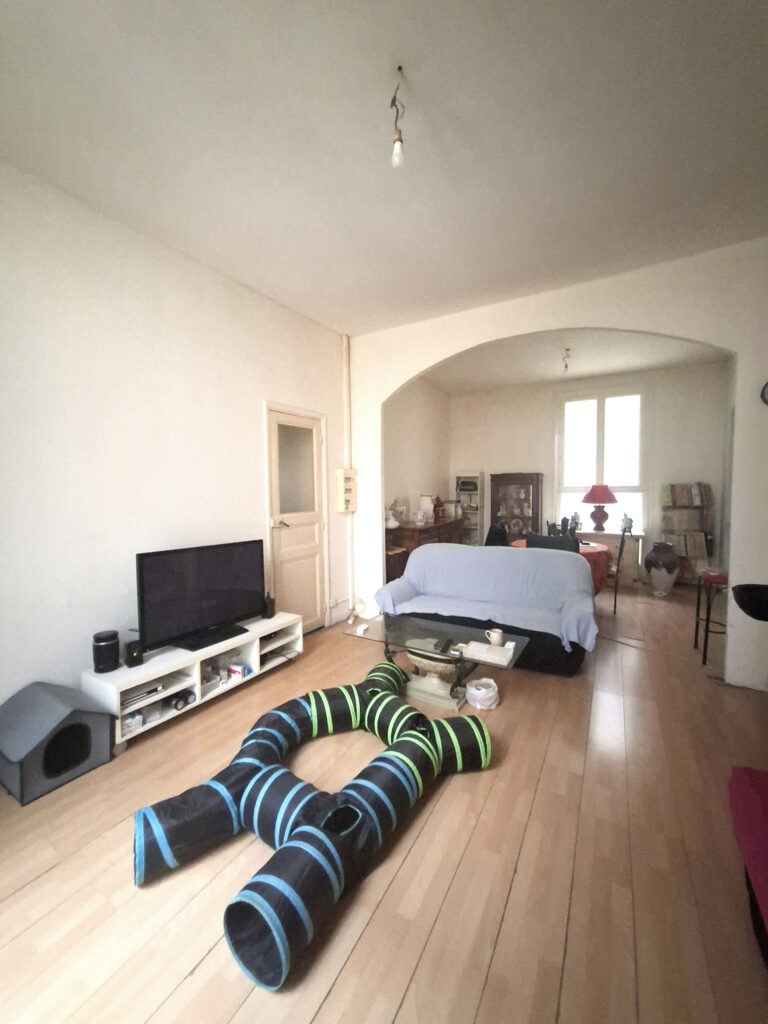 À VENDRE   BEZIERS -APPARTEMENT DE COUR PRIVATIVE