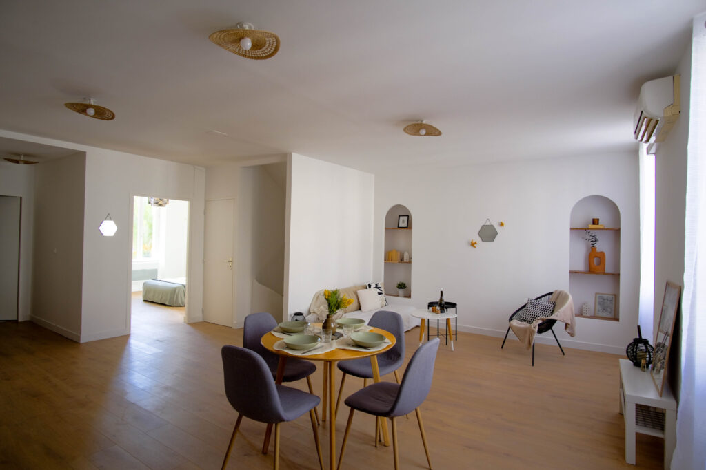 À VENDRE   MAISON DE VILLE AVEC GRAND GARAGE ET COMBLES AMÉN