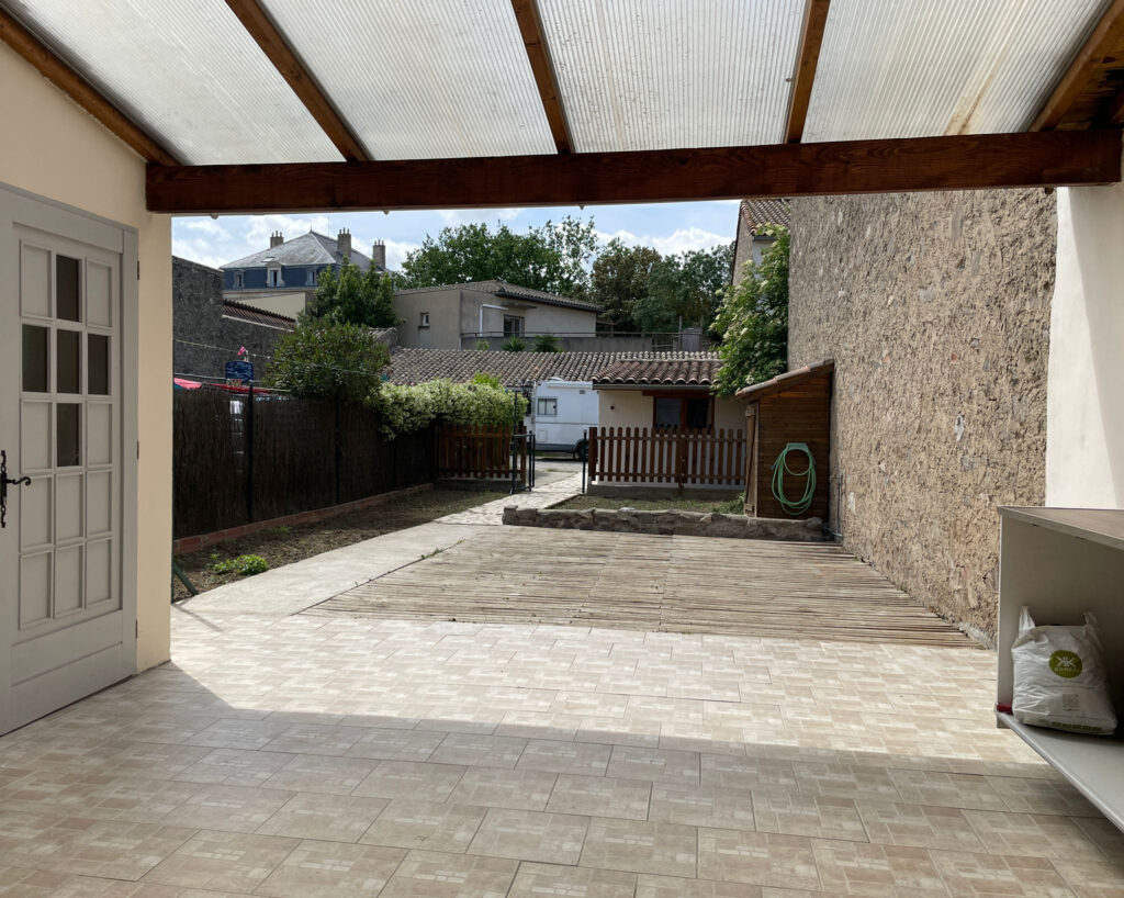 Maison familiale 136 m2 + 90 m2 de garages et dépendances