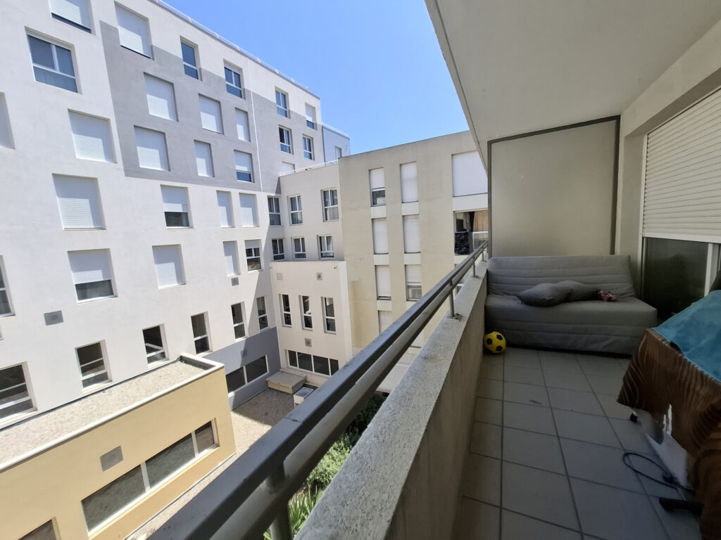 À VENDRE   STUDIO SPACIEUX DE 31 M2 AVEC BALCON ET GARAGE, A