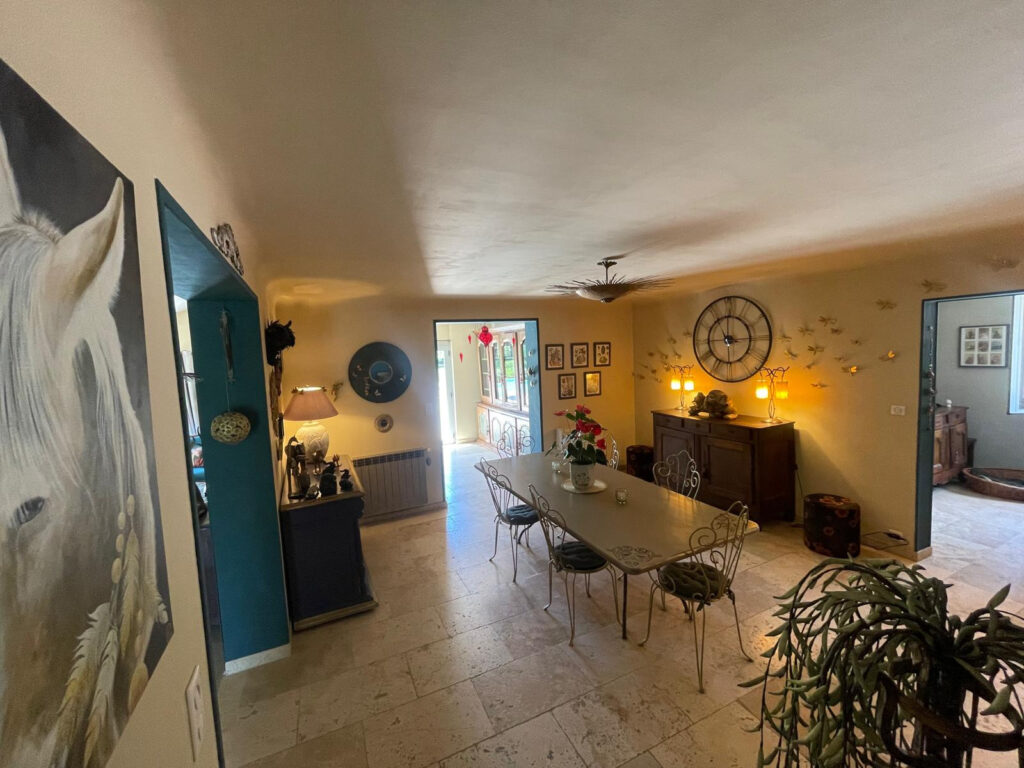 Propriété de charme avec installations équestres   220 m2 su