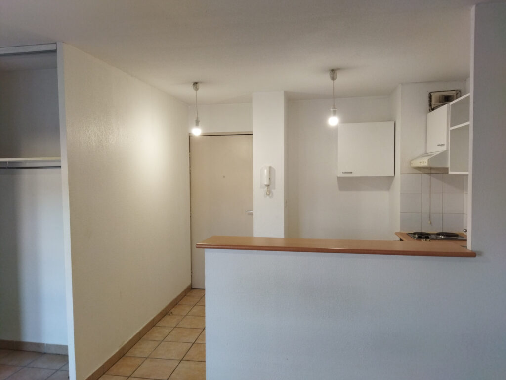 À VENDRE   STUDIO SPACIEUX DE 31 M2 AVEC BALCON ET GARAGE, A
