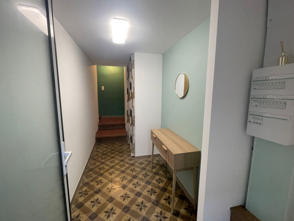 Maison de village rénovée avec climatisation louée meublée