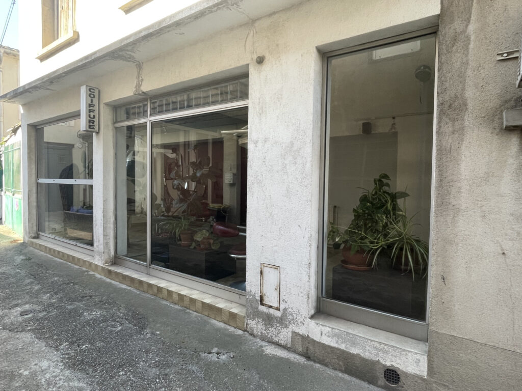 Immeuble avec 1 local commercial et 1 T4