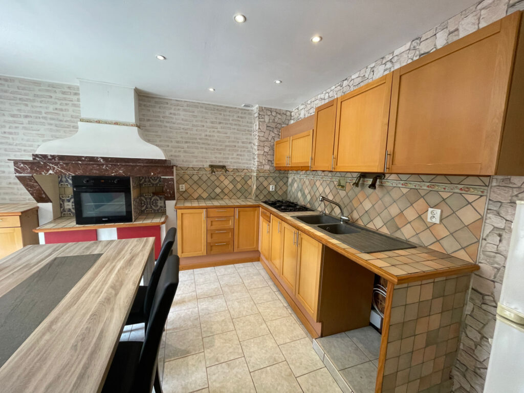 Maison familiale 136 m2 + 90 m2 de garages et dépendances