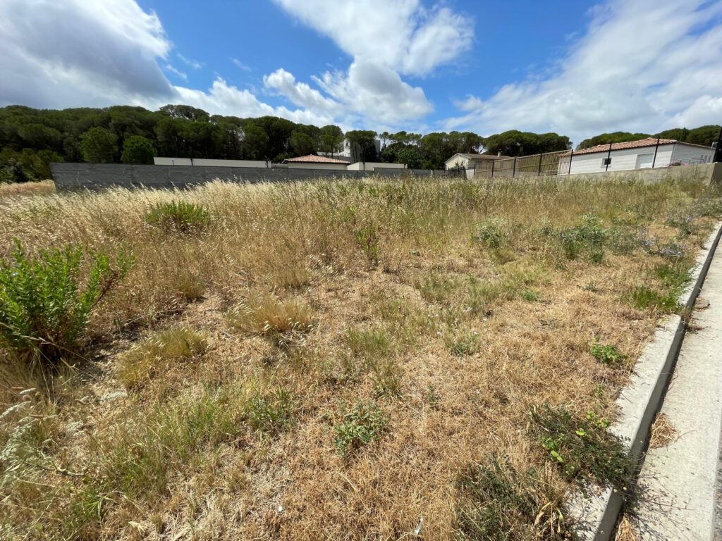Terrain constructible de 1 470 m2 à Villedubert