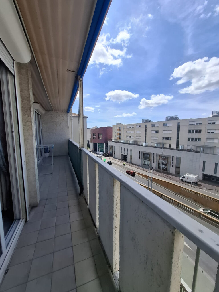 À VENDRE   APPARTEMENT T3 LUMINEUX AVEC TERRASSE, BOX EN SOU