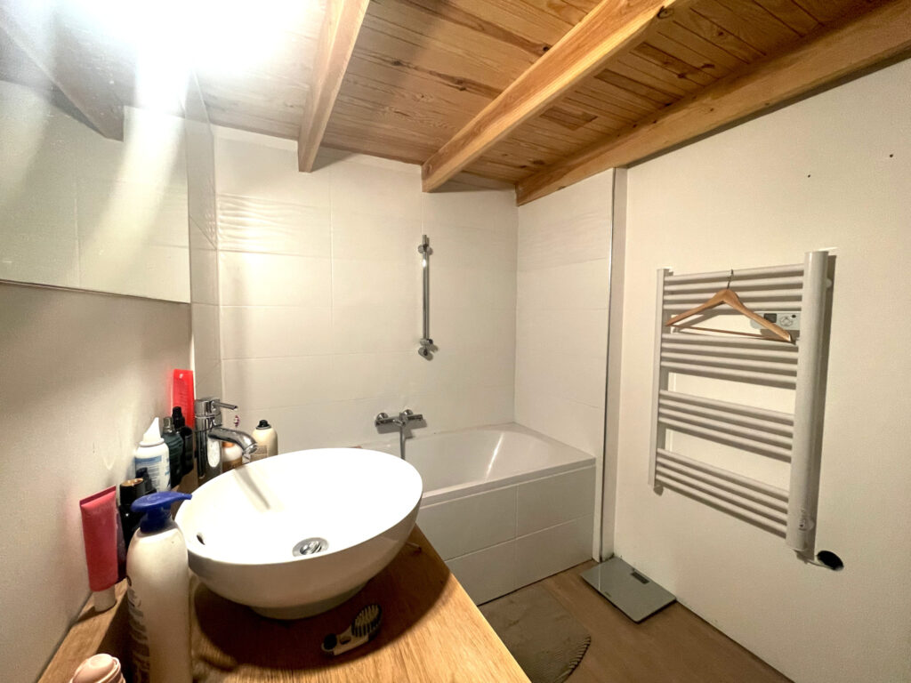 CLARENSAC – MAISON DE VILLAGE – 3 CHAMBRES – environ 100M2 d