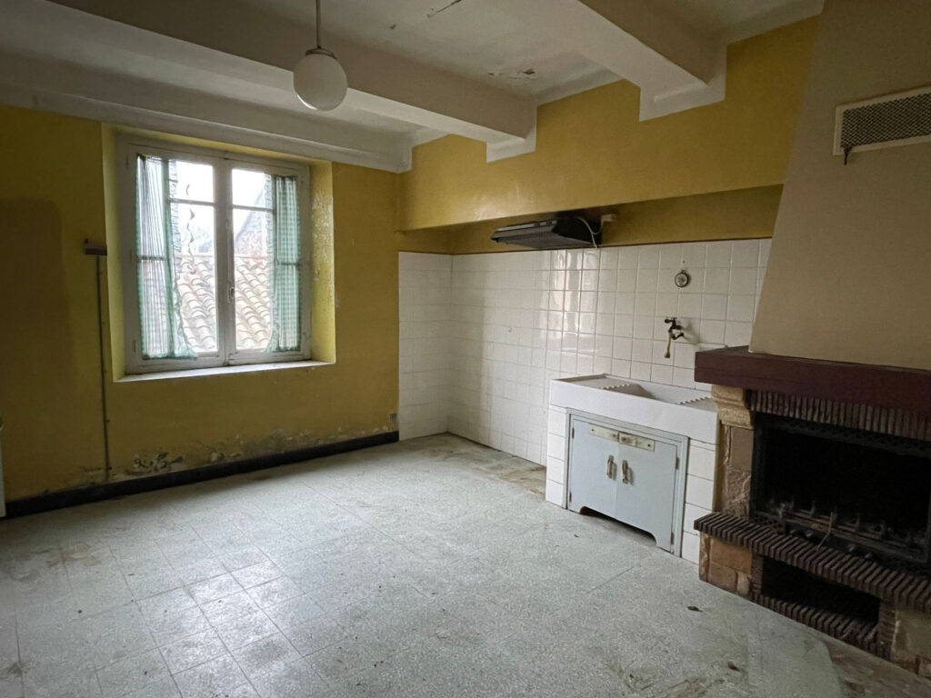 Maison de village à rénover avec grange   Capendu (11)