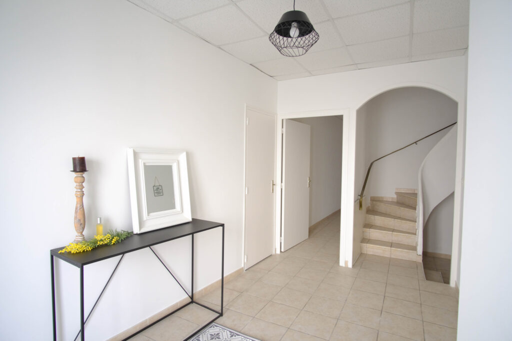 À VENDRE   MAISON DE VILLE AVEC GRAND GARAGE ET COMBLES AMÉN