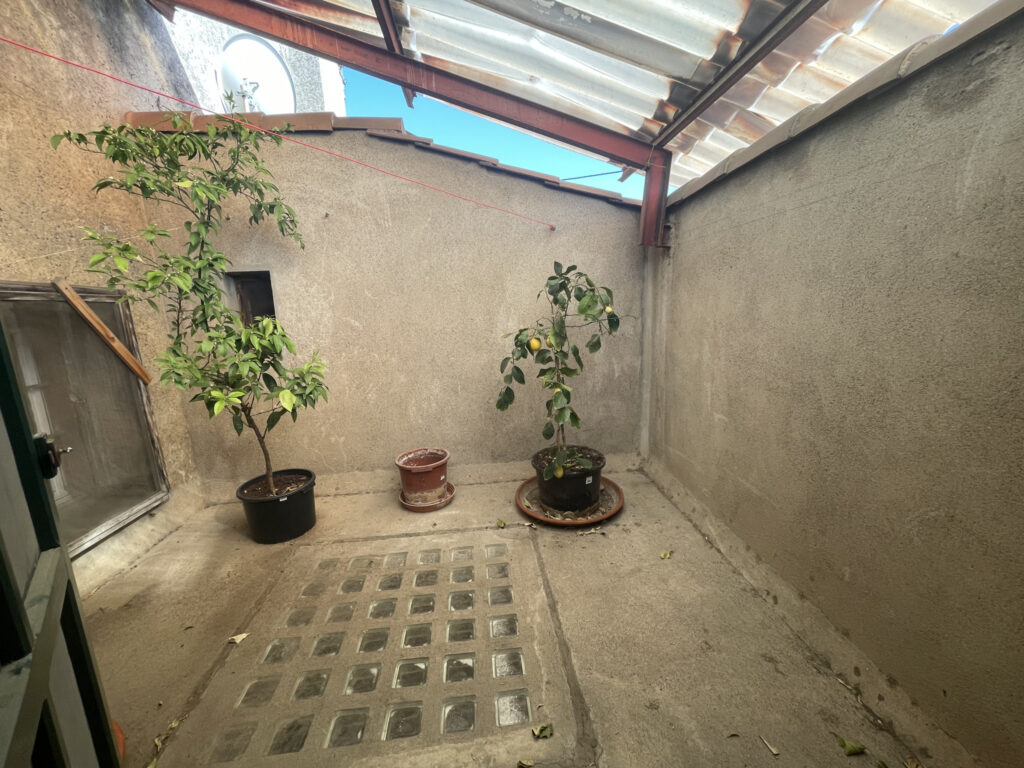 Immeuble avec 1 local commercial et 1 T4