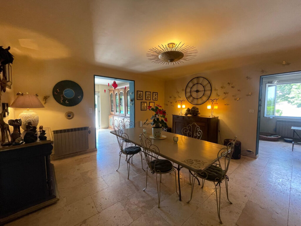 Propriété de charme avec installations équestres   220 m2 su