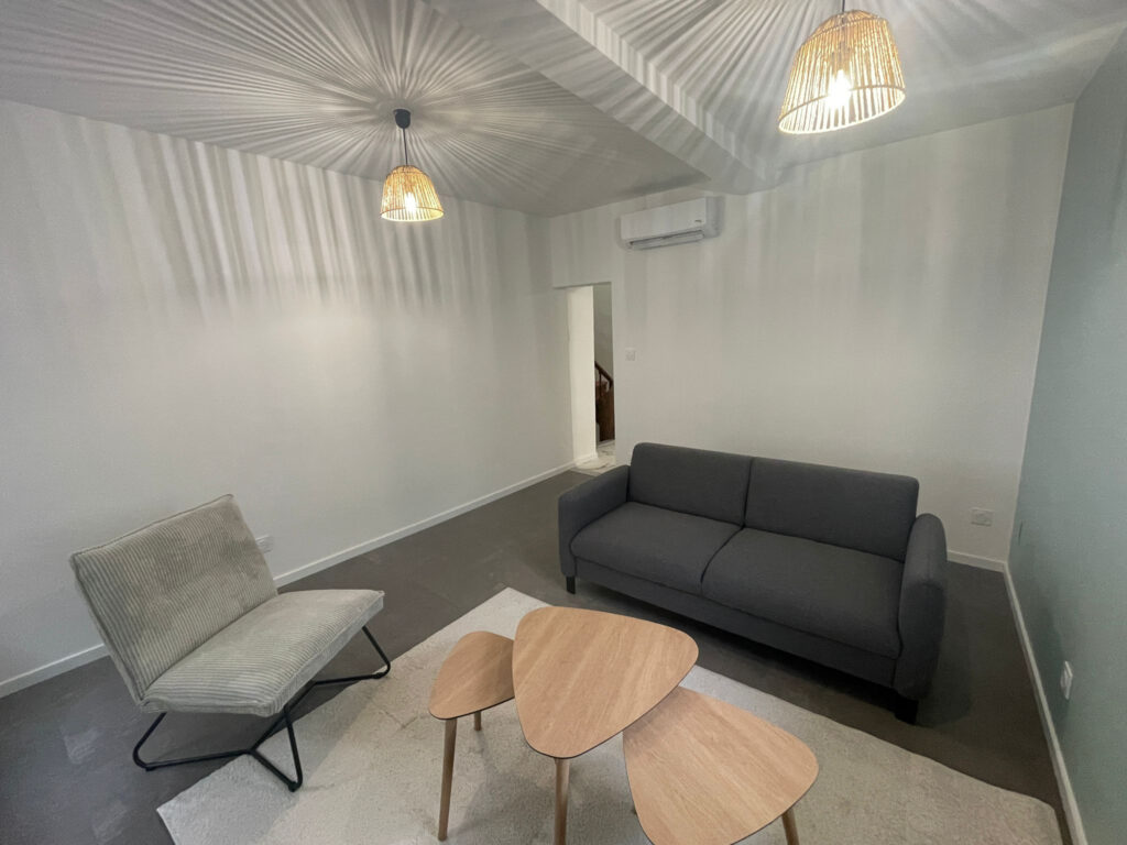 Maison de village rénovée avec climatisation louée meublée