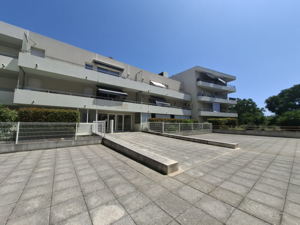 À VENDRE   STUDIO SPACIEUX DE 31 M2 AVEC BALCON ET GARAGE, A