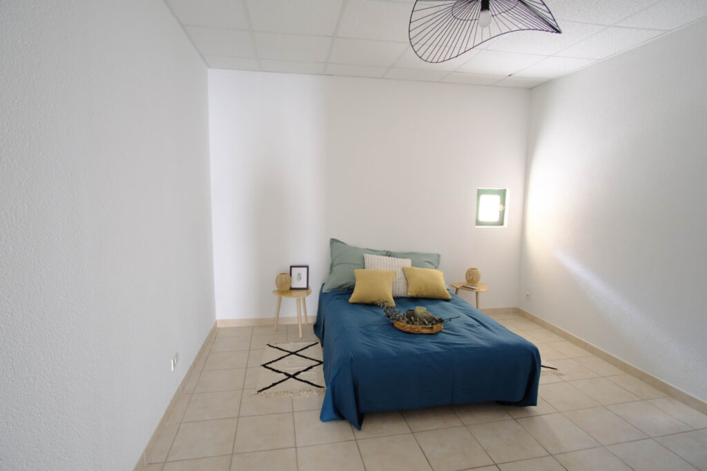 À VENDRE   MAISON DE VILLE AVEC GRAND GARAGE ET COMBLES AMÉN