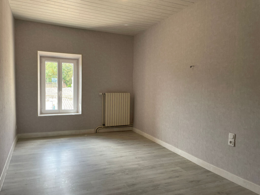 Maison familiale 136 m2 + 90 m2 de garages et dépendances