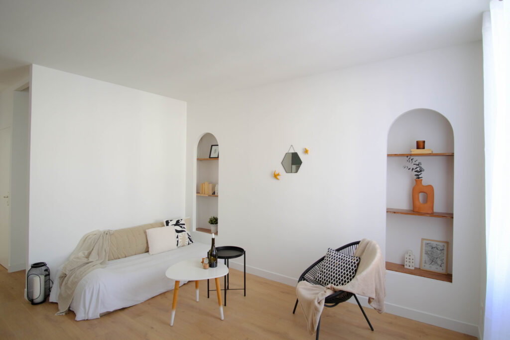 À VENDRE   MAISON DE VILLE AVEC GRAND GARAGE ET COMBLES AMÉN