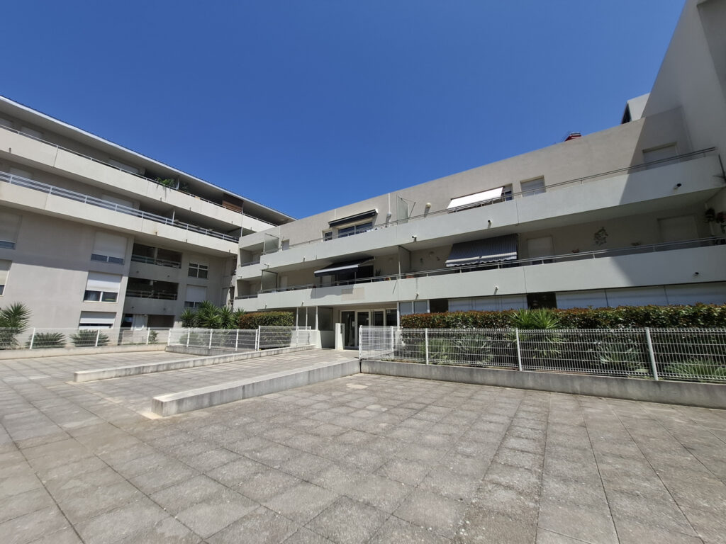 À VENDRE   STUDIO SPACIEUX DE 31 M2 AVEC BALCON ET GARAGE, A