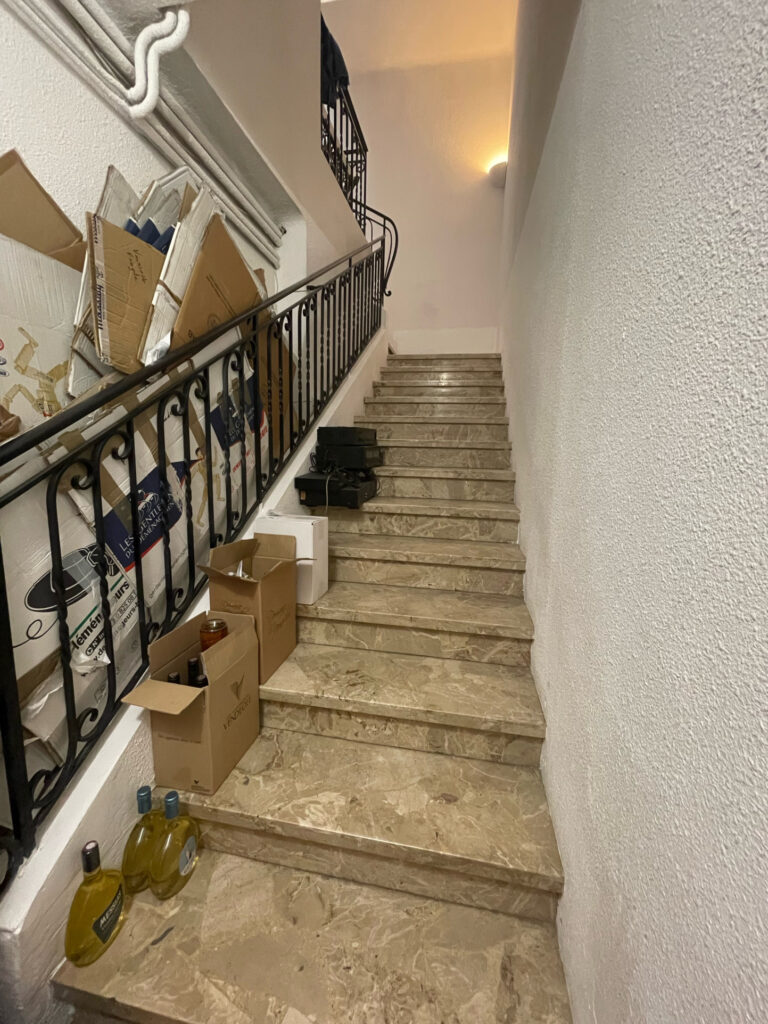 Immeuble avec 1 local commercial et 1 T4